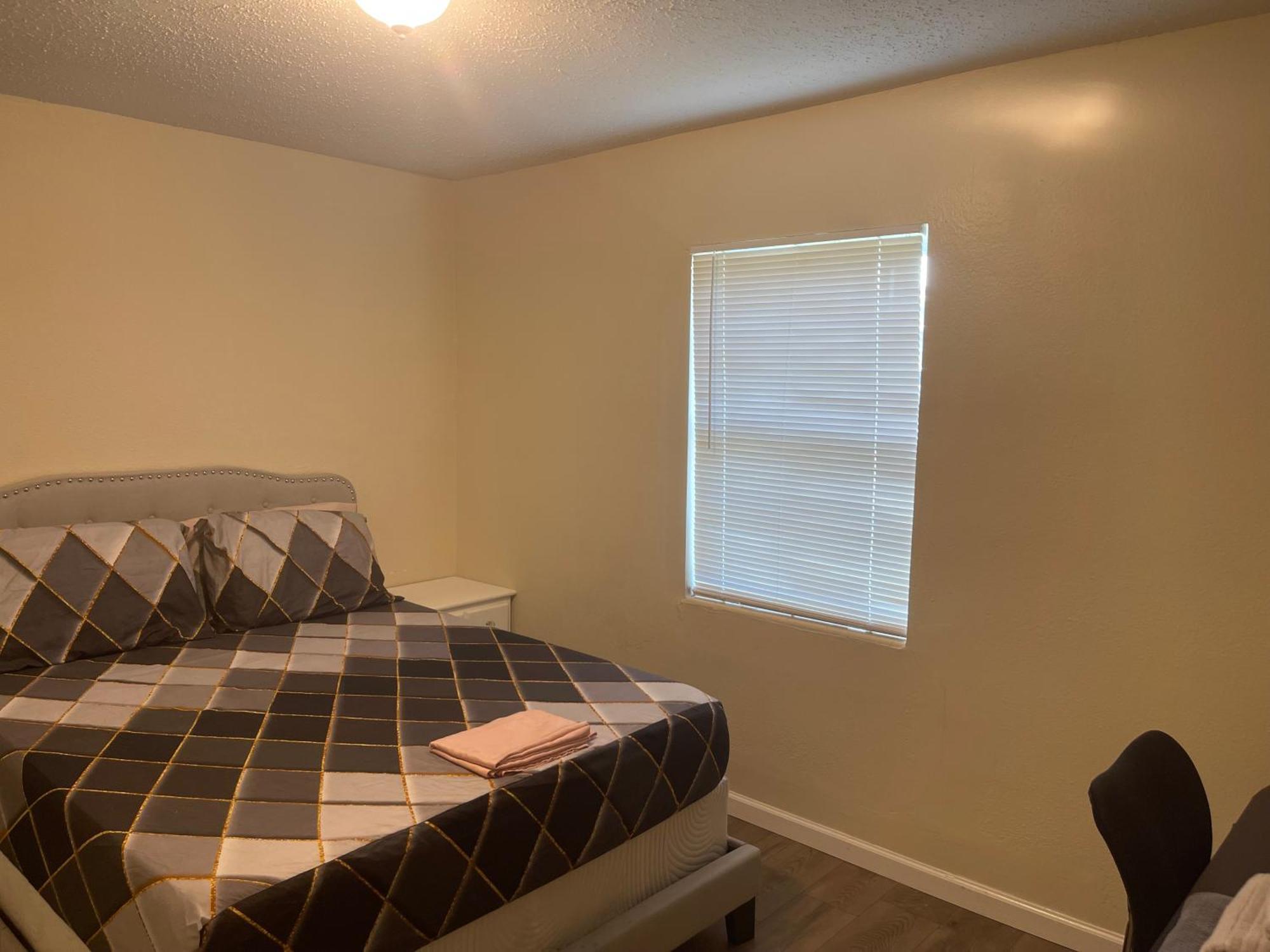 Private Queen Bedroom C Shared Common Spaces Fort Pierce Buitenkant foto